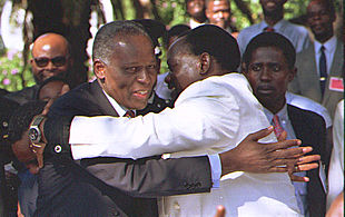 Eduardo dos Santos, presidente de Angola (izquierda), y Jonas Savimbi se abrazan tras firmar un acuerdo en 1995.