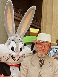 Chuck Jones, junto a un muñeco de Bugs Bunny, en 1998.