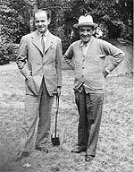 José Ortega Spottorno con su padre, Ortega y Gasset, en Sintra (Portugal), en 1943.