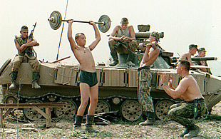 Soldados rusos se ejercitan mientras hacen guardia en un puesto de control a las afueras de Grozni (Chechenia).