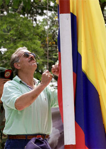 Pastrana iza la bandera de su país en San Vicente del Caguán.