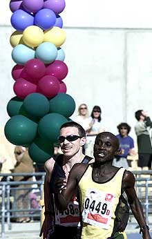 Un keniano gana el maratón Ciudad de Sevilla