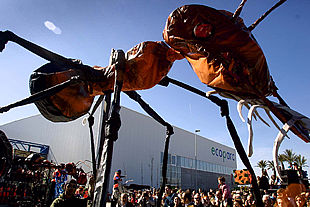 Una hormiga gigante, en la fiesta de inauguración del ecoparque de la Zona Franca, ayer.