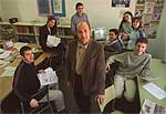 Alumnos del instituto Dolores Ibárruri de Fuenlabrada preparan un periódico con su profesor.