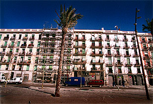 La actividad comercial en la Rambla del Raval no despega