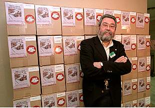 Cándido Méndez, ayer, ante las cajas con las más de 500.000 firmas presentadas.