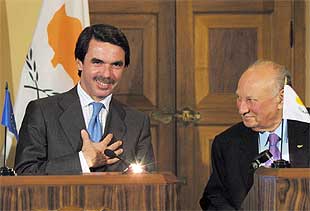 José María Aznar y el presidente chipriota, Glafkos Clerides, durante la rueda de prensa que ofrecieron en Nicosia.
