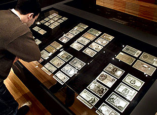 Un visitante contempla billetes antiguos en una exposición en el Centro Cultural de Caixa de Girona.