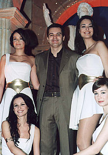 Ramón García, rodeado de las vestales de 'El gladiador'.