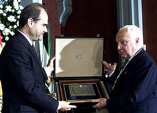 Manuel Chaves entregó la distinción de hijo predilecto de Andalucía a Manuel Jiménez de Parga.