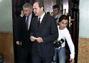 Felipe González y Manuel Chaves entran al Palacio de San Telmo para una entrega de medallas.