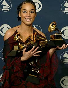 Alicia Keys posa con los cinco    grammys  que logró el jueves.