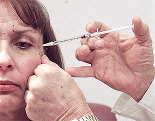 Un cirujano estético marca el área donde inyectará el Botux.