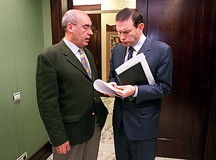 El  lehendakari  Ibarretxe conversaba ayer con el socialista Javier Rojo en el Parlamento vasco.