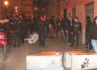Un grupo de jóvenes participantes en la marcha  pro-botellón,  en una calle cercana a la plaza del Dos de Mayo.