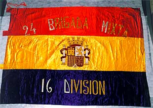 Bandera de la Vigésima Cuarta Brigada de la Decimosexta División del Ejército republicano.