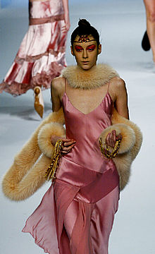 Una modelo muestra la colección de Gai Mattiolo.