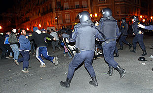 Efectivos antidisturbios, ayer, durante una carga policial contra un grupo de jóvenes de la contramanifestación ultra.