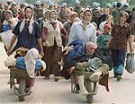 Un grupo de refugiados bosnios de Srebrenica deja Potocari huyendo de las tropas serbias en junio de 1995.