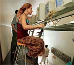 Una mujer navega por Internet en las instalaciones de la lavandería La Laundry, de Barcelona, mientras espera que se lave la ropa.