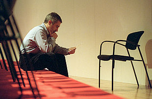 Gaspar Llamazares, durante un receso del congreso del PCE que se celebra en Madrid.rnrnGaspar Llamazares lee una nota sentado en un escalón durante un descanso del XVI congreso del PCE que se celebra en Madrid. PLANO GENERAL