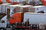 Camiones a la espera de cruzar la frontera con Estados Unidos, en Nuevo Laredo