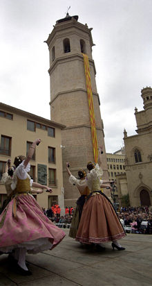 Una  senyera  engalanaba la torre de El Fadrí, ayer durante las fiestas.