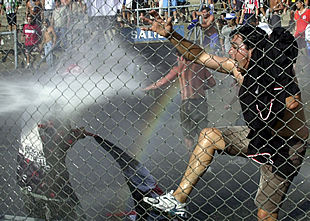 Enfrentamientos entre la policía, que tuvo que utilizar agua a presión para disolver a los violentos, y los hinchas del Chacarita y el River Plate.
