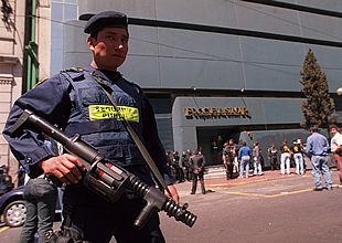 Un policía custodia el edificio del diario  Excélsior  en México.