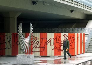 La escultura  Un món per a infants,  de Andreu Alfaro. Sobre ella se aprecia una de las cámaras de vigilancia.