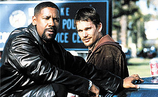 Denzel Washington, a la izquierda, junto a Ethan Hawke, en el filme    Día de entrenamiento. 
