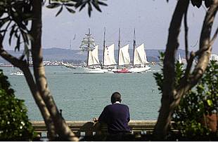 El 'Juan Sebastián Elcano' deja Cádiz tras celebrar su 75º aniversario