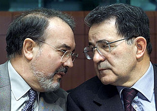 El comisario Pedro Solbes habla con el presidente de la Comisión, Romano Prodi.