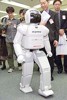 Un robot guía a los periodistas a la sala de conferencias durante una visita a una factoría industrial ayer en Tokio.