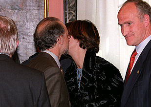 El ministro Montoro besa ayer a la    vicelehendakari,  Idoia Zenarruzabeitia, en presencia de Román Sudupe.