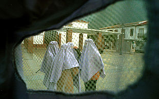 Mujeres de Málaga, vistas a través de un  burka  como el que vistieron ayer.