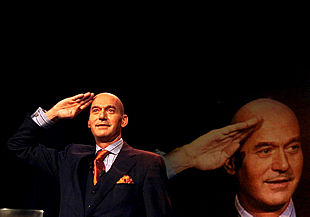 El líder del partido xenófobo Lefbaar Rotterdam, Pim Fortuyn, en un mitin de su organización política.