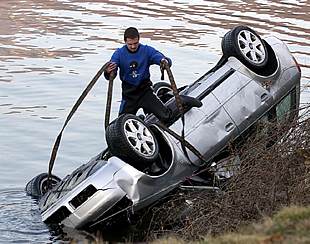 Un bombero rescata del lago un vehículo del presidente del Lugano.
