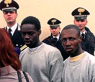 Dos supervivientes del naufragio, escoltados por los  carabinieri  en la isla de Lampedusa.