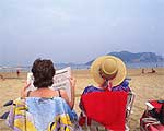 Bañistas en la playa de Laredo (Cantabria). Las vacaciones de Semana Santa representan para muchos viajeros la primera cita de la temporada con el sol y la costa.