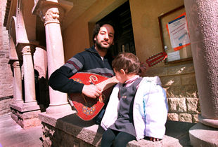 Cherif, junto a su hija Magda, en Els Hostalets de Pierola.