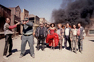Un grupo de actores, durante el rodaje de una secuencia de  800 balas,  de Álex de la Iglesia, en el poblado de Texas Hollywood, en el desierto de Tabernas.