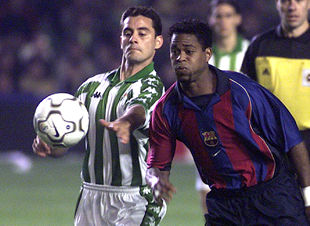 Ito y Kluivert persiguen el balón.