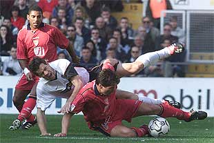 Albelda cae emparedado entre Olivera y Reyes.