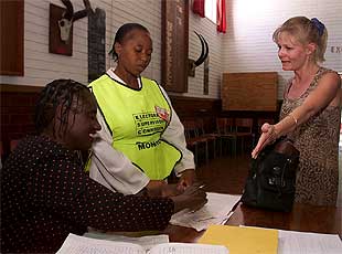 La oposición a Mugabe logra que se prolongue la votación un día más