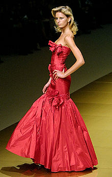 La pasarela de París propone la mezcla de estilos, tejidos y colores