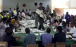 El Reino Unido acusa a Mugabe de 'robar' los comicios de Zimbabue