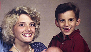 arra Fotheringham, con su hijo Tariq, al que quería llevar a Inglaterra.