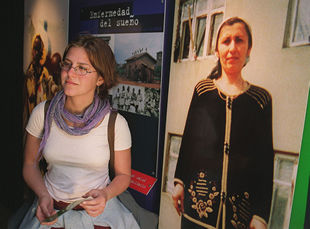 Julia García, en el dispensario que Médicos Sin Fronteras ha montado para la muestra  Atrapados. 