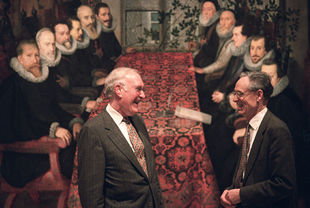Jonathan Brown (izquierda) y sir John Elliott, comisarios de la exposición, delante de    La conferencia de Somerset House,  de Juan Pantoja de la Cruz.